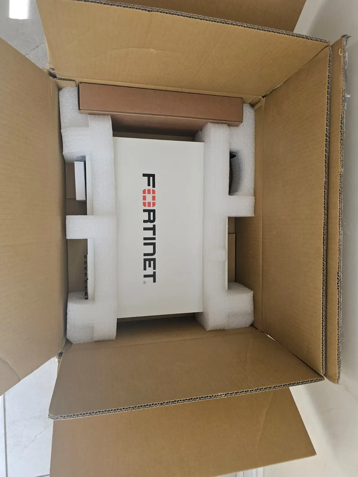 fortinet-fortigate-2500e-box-packaging - firewall